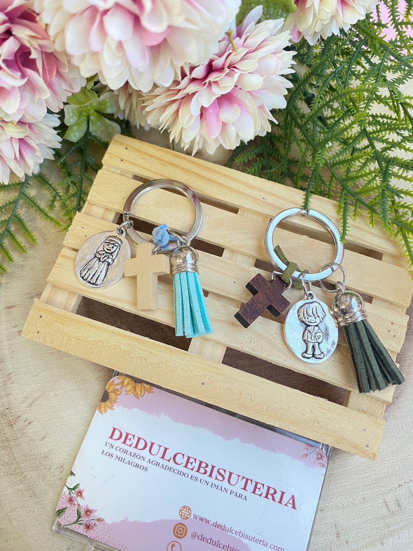 Llaveros niños comunión con pompones