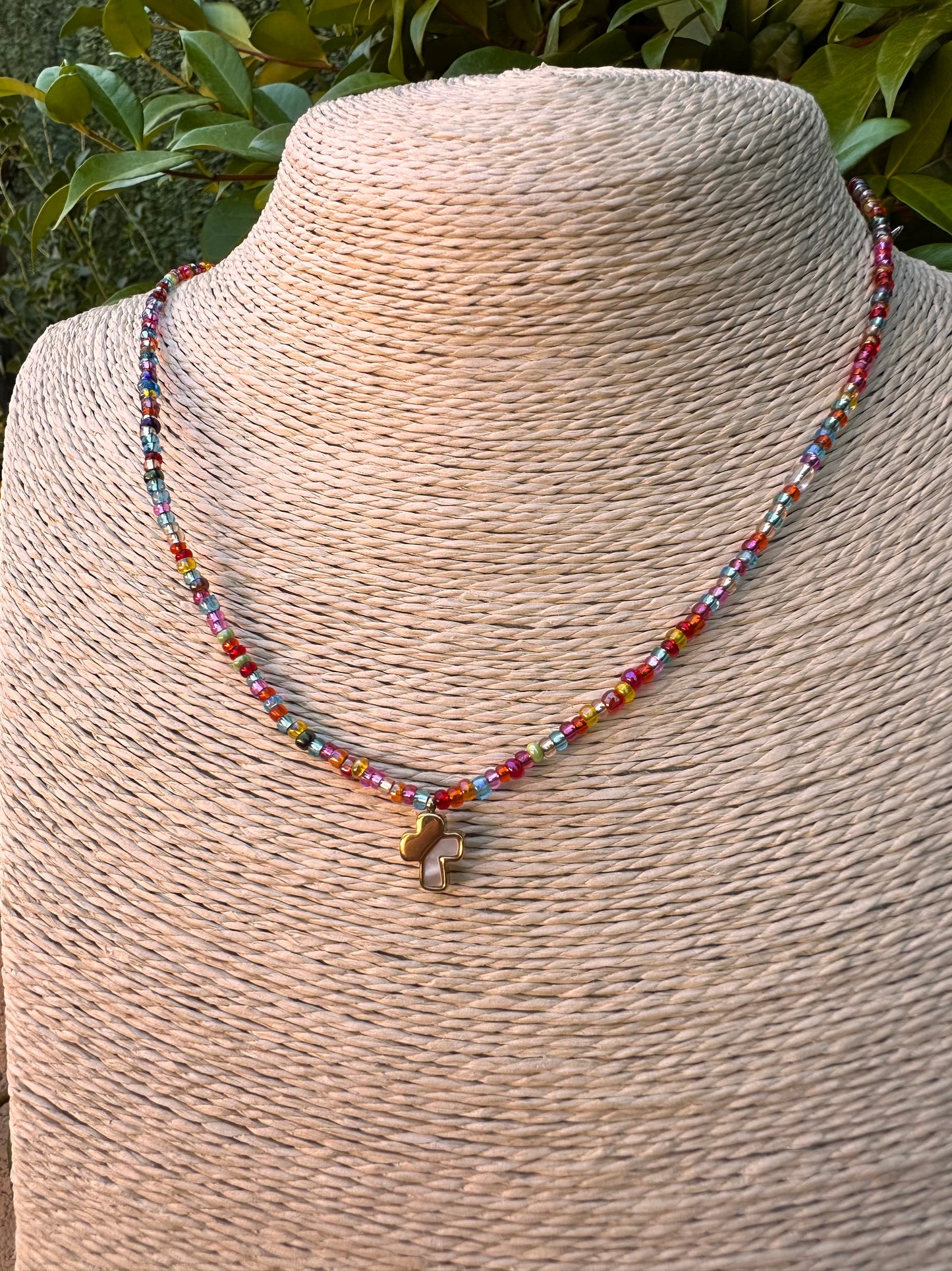 Collar bolitas cruz nácar