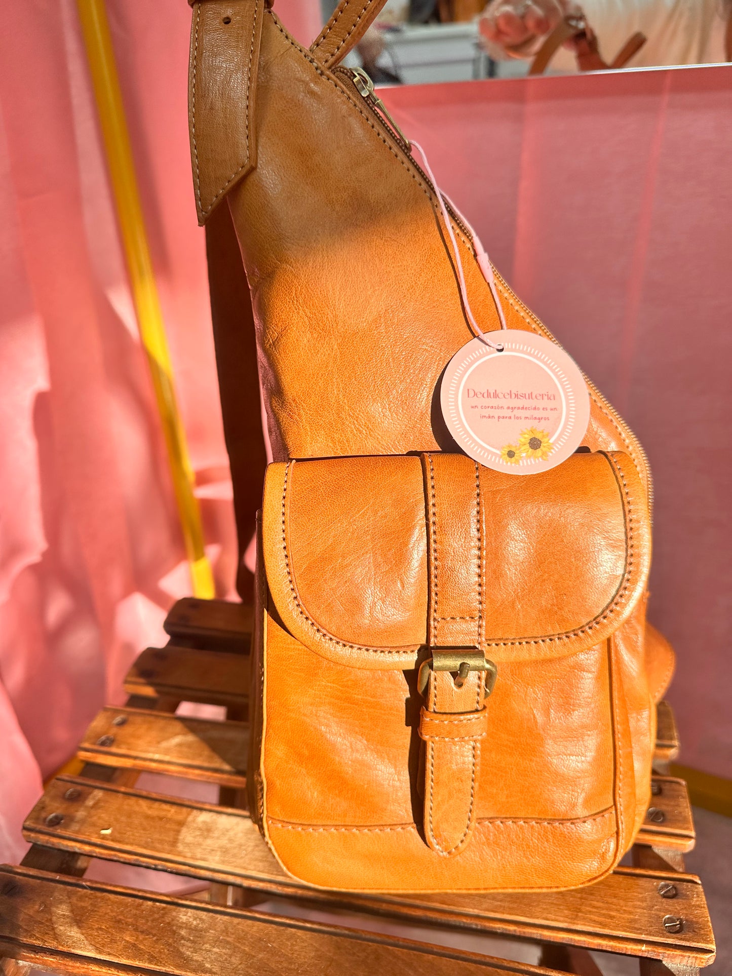 Bolso de cuero estilo riñonera camel