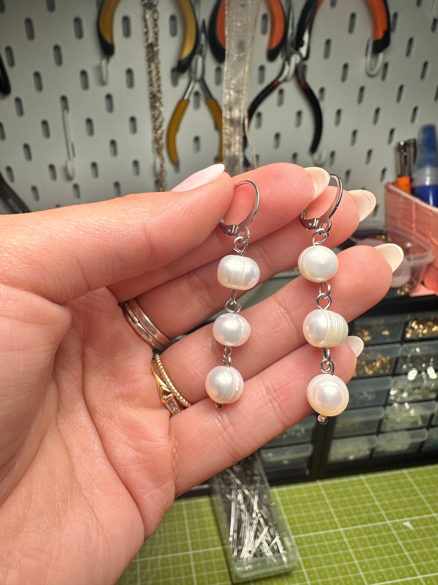 Pendientes largos plateados con tres perlas