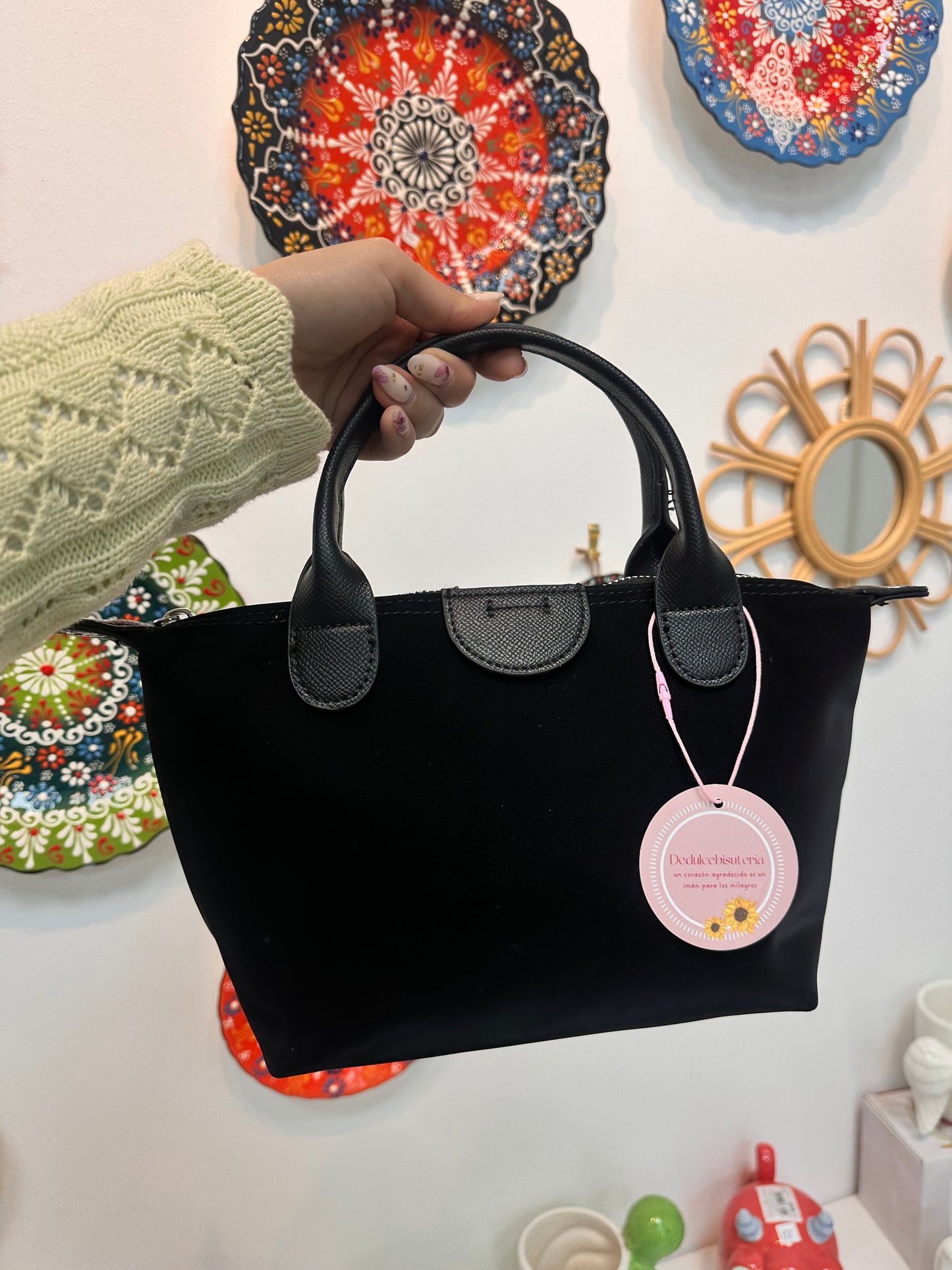 Bolso negro polipiel efecto terciopelo y asas de cuero