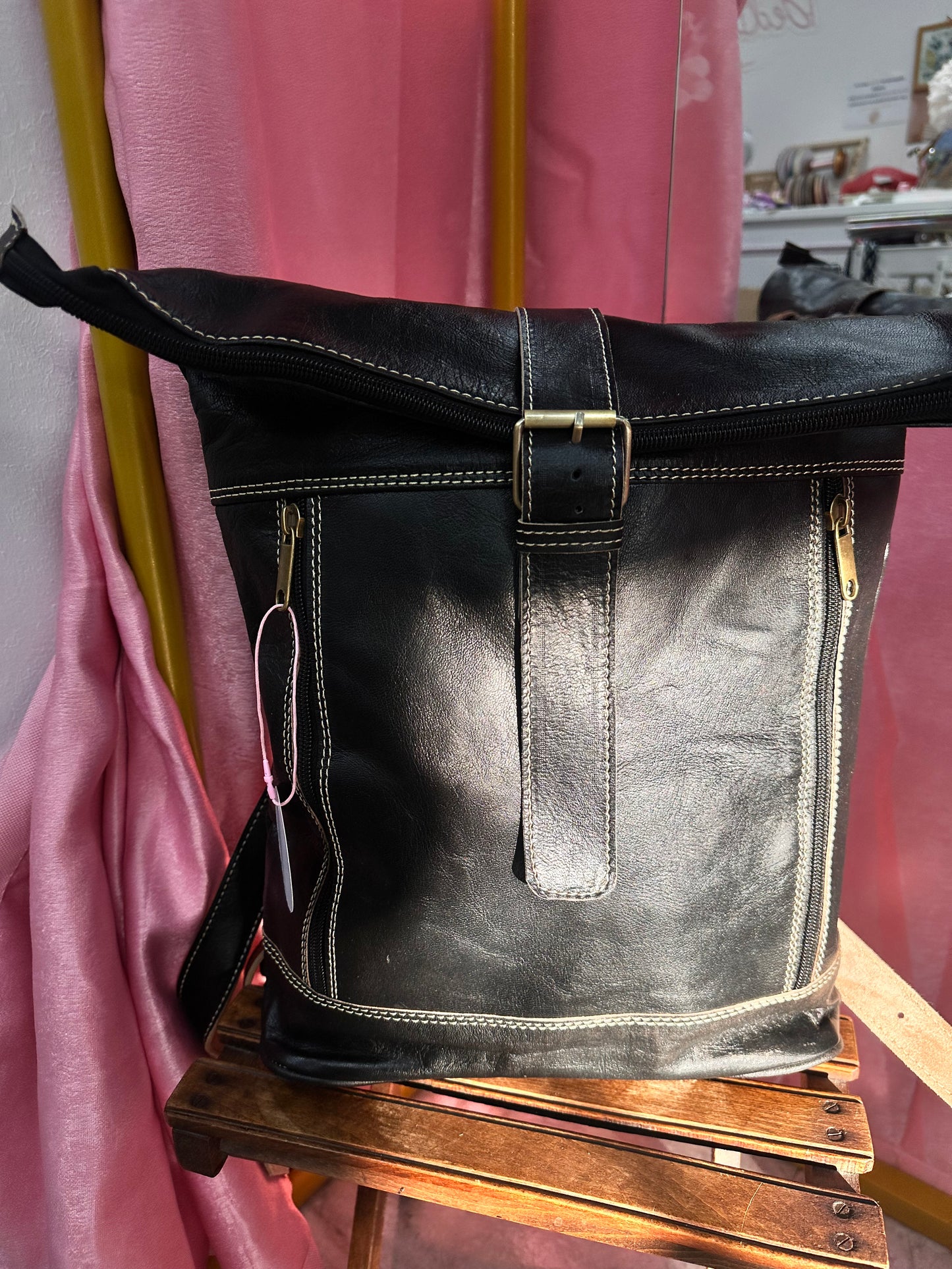Mochila grande negra cuero cierre con cremallera