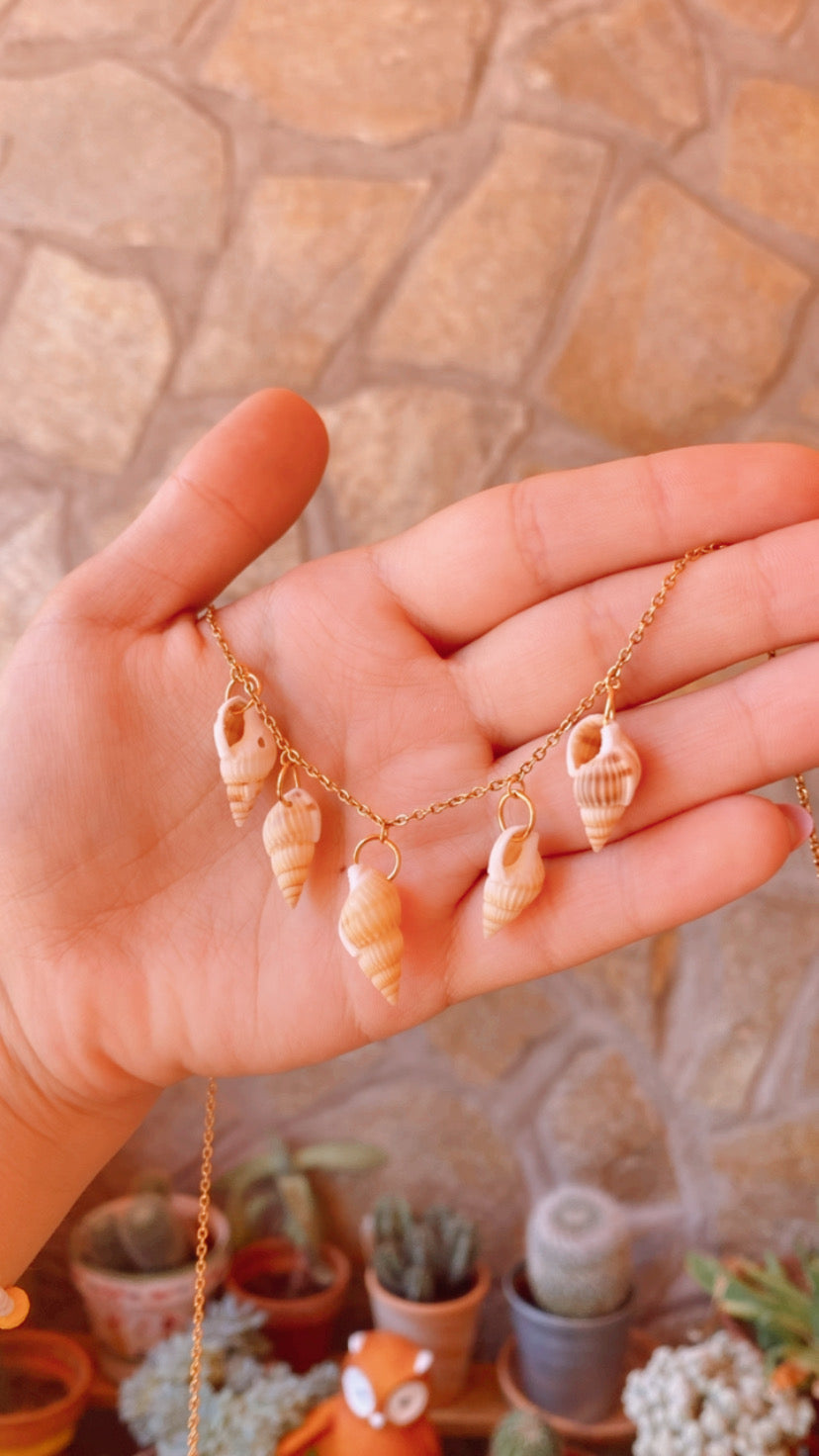 Collar conchas dorado