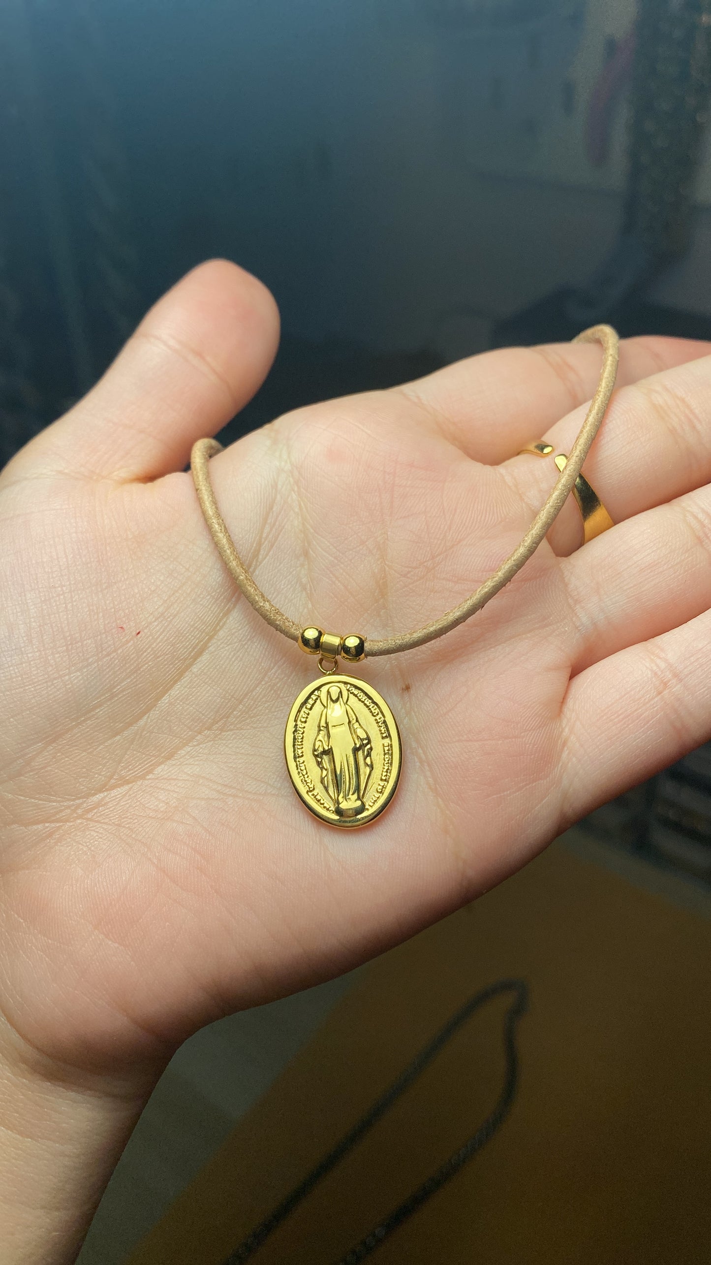 Medalla Virgen Milagrosa cuero
