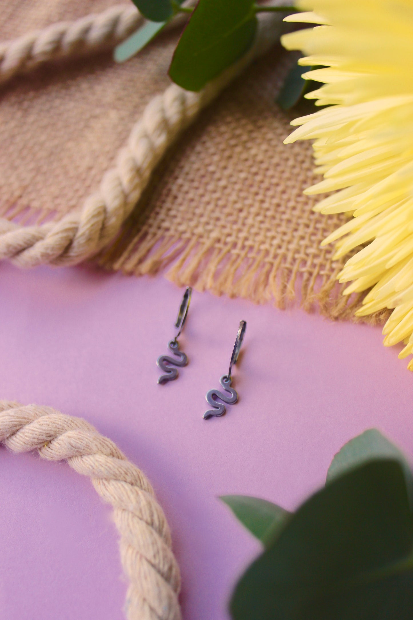 Pendientes serpientes minis plateados