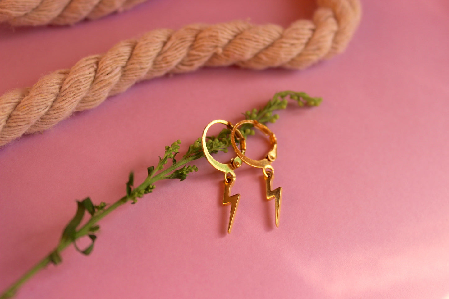 Pendientes mini rayos dorados