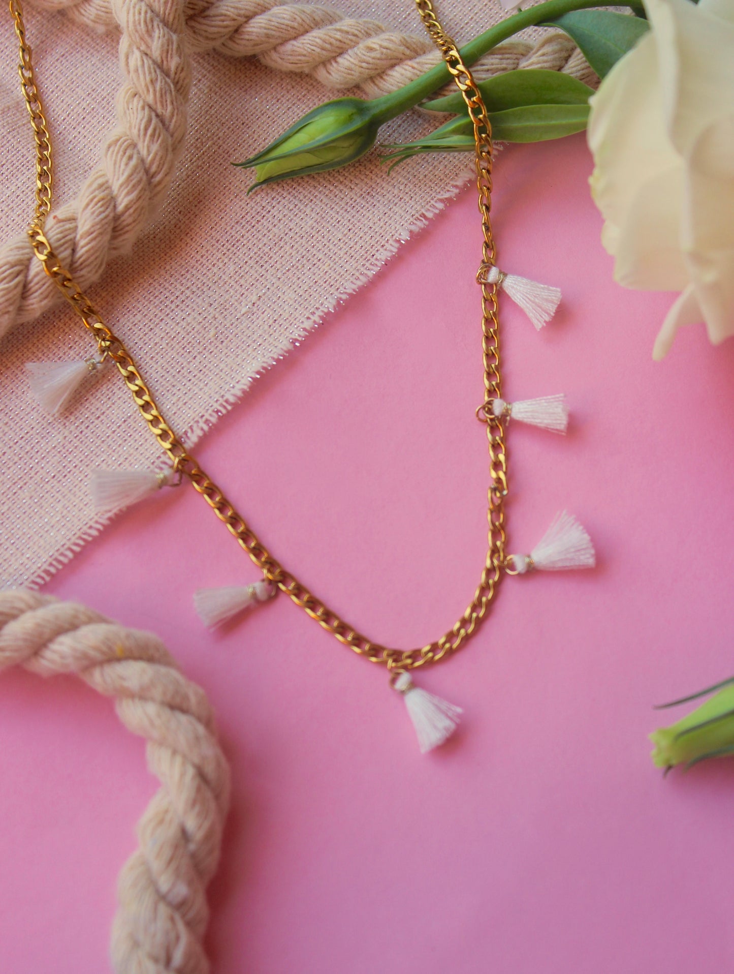 Collar pompones blancos