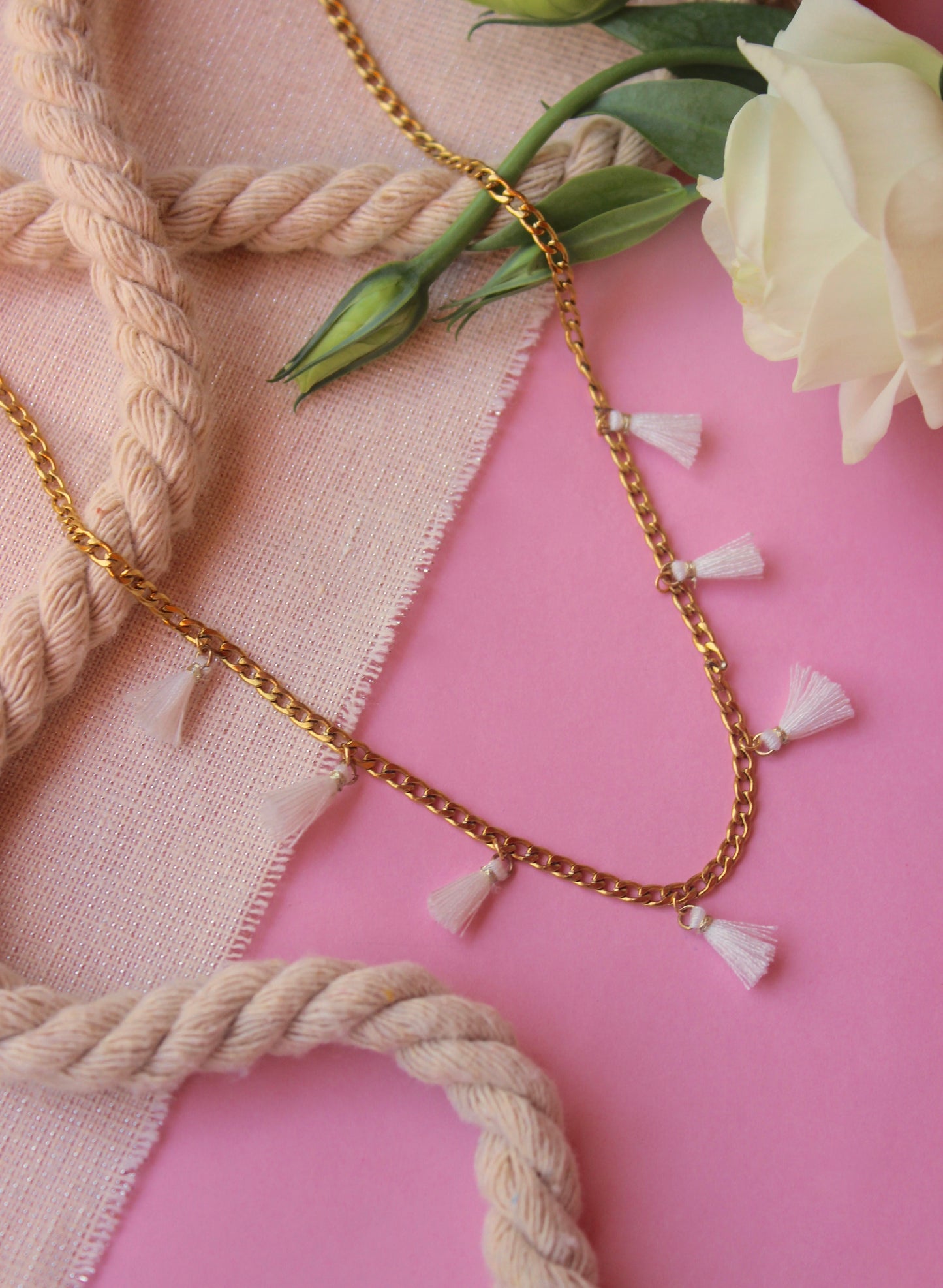 Collar pompones blancos