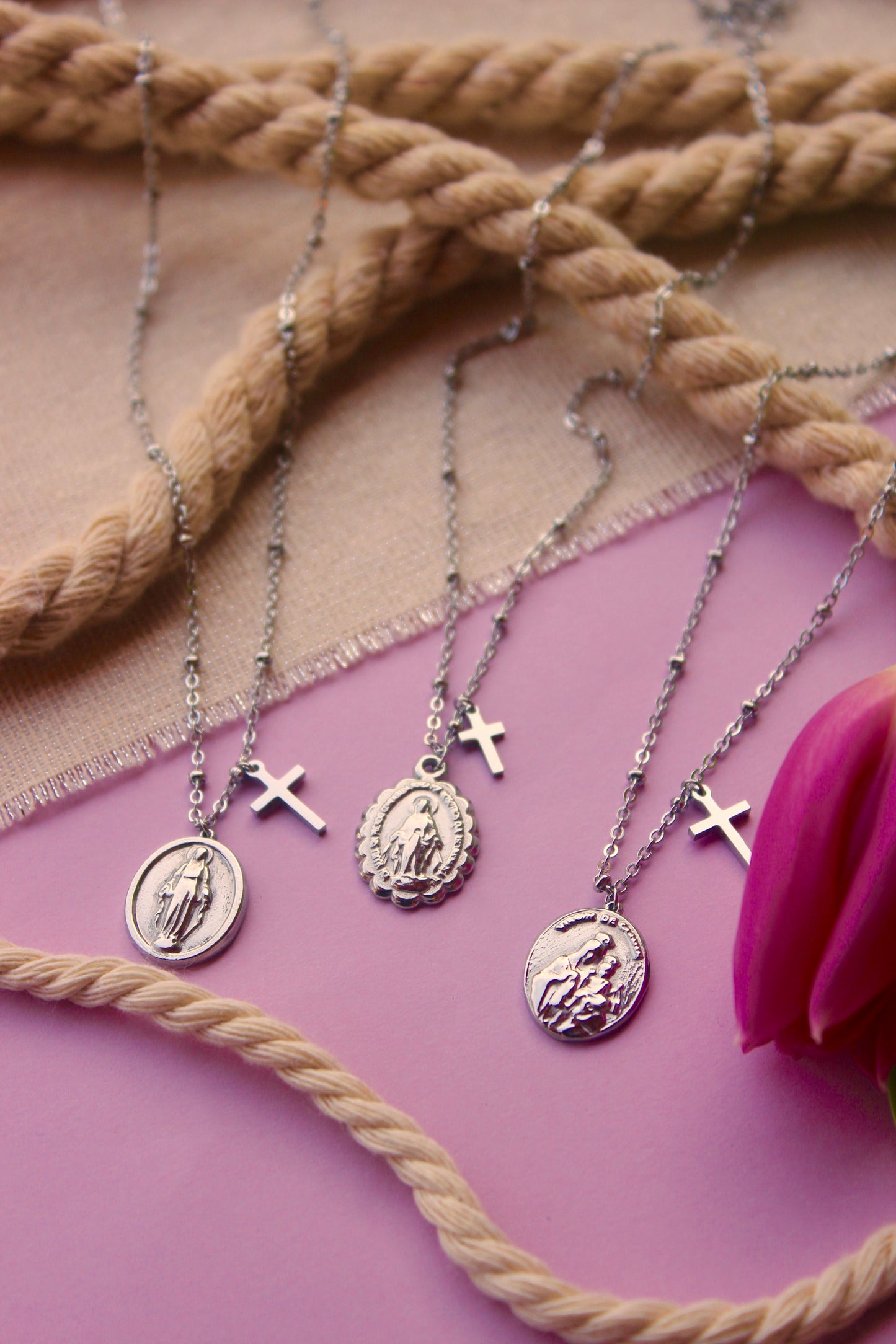 Medallas virgencitas plateadas