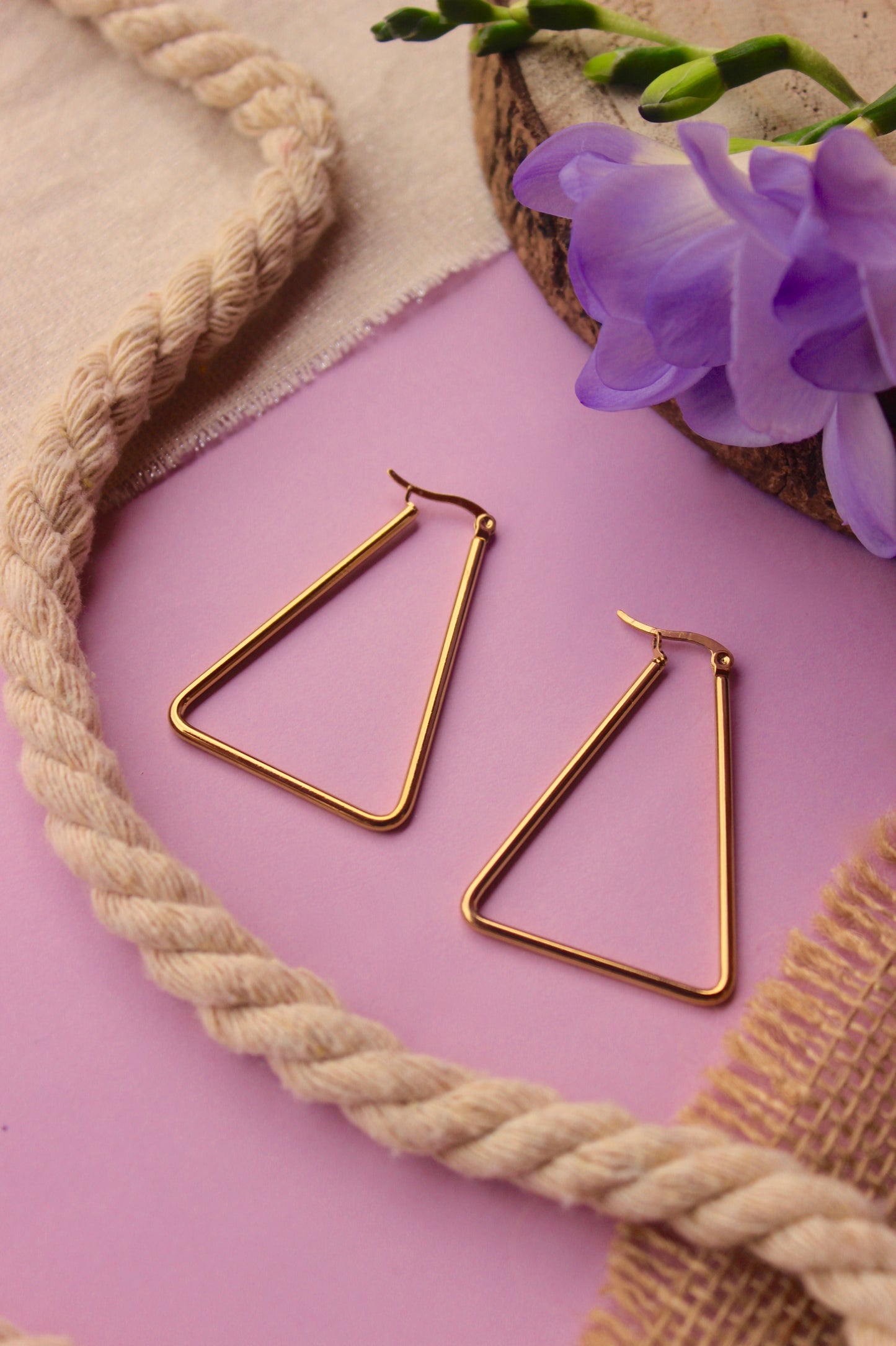 Pendientes pirámides dorados