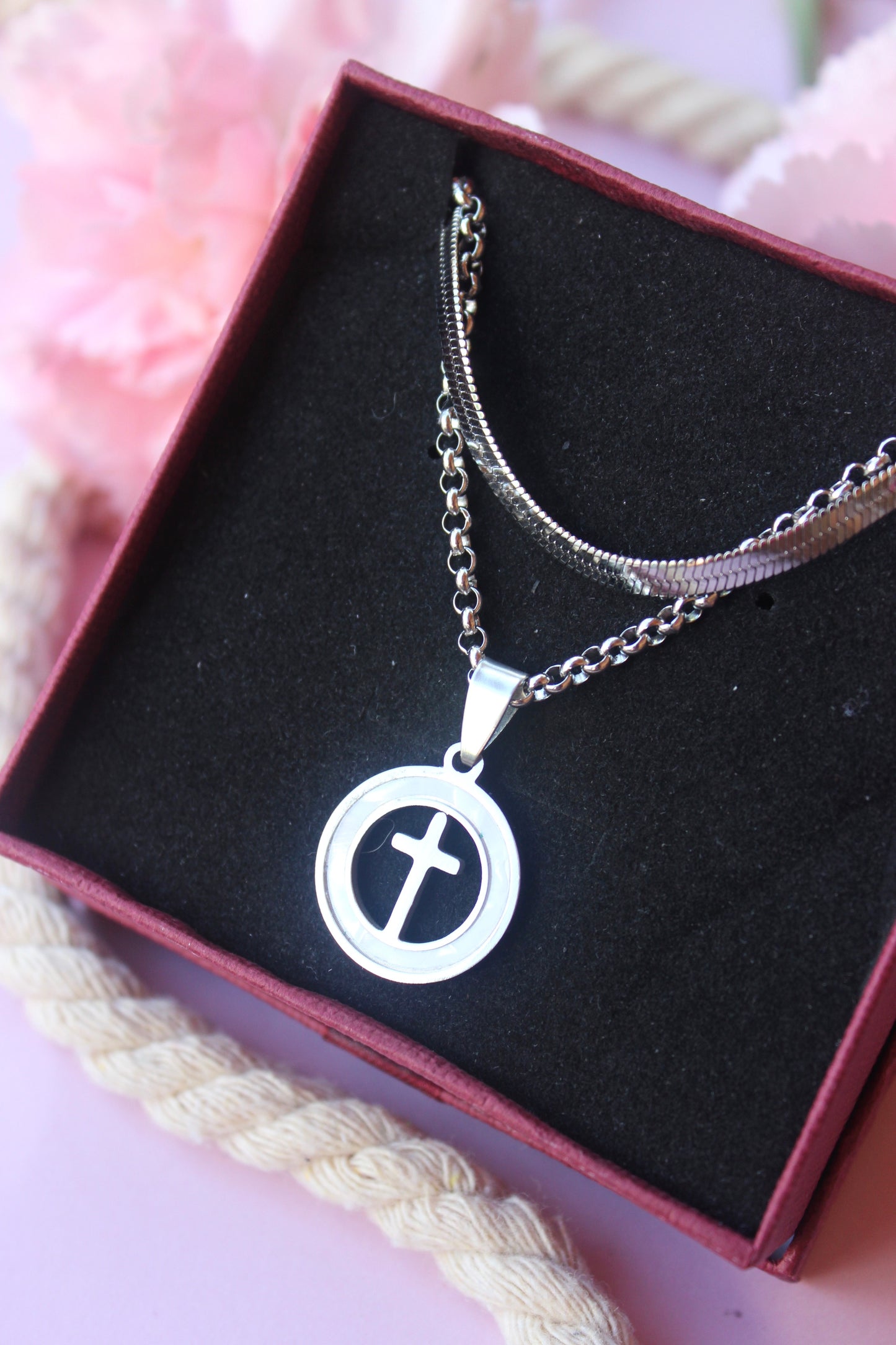 Conjunto cruz y cadena dorado