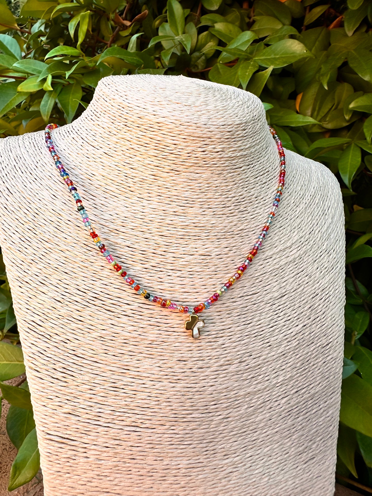 Collar bolitas cruz nácar