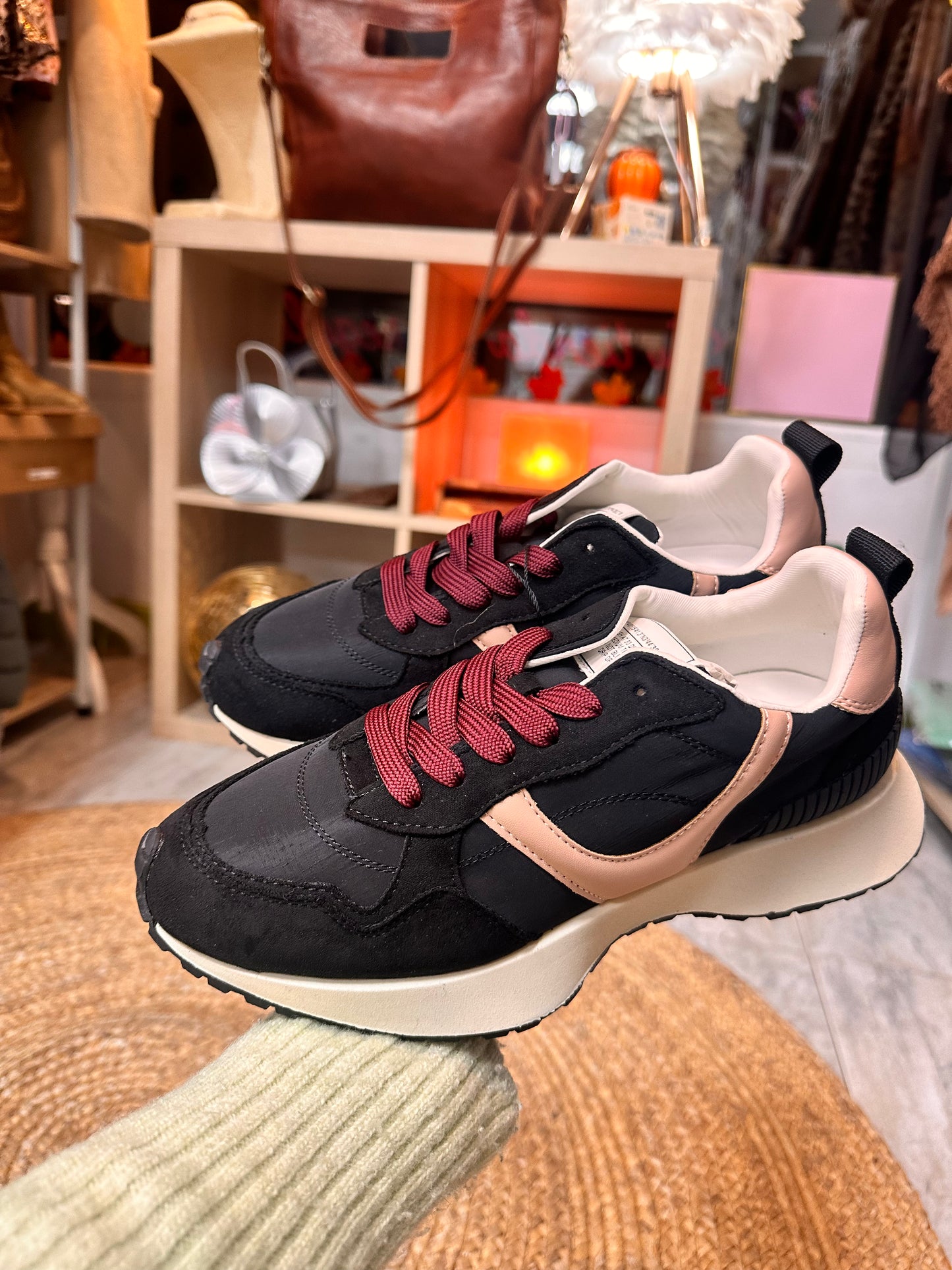 Deportivas negras toques rosas