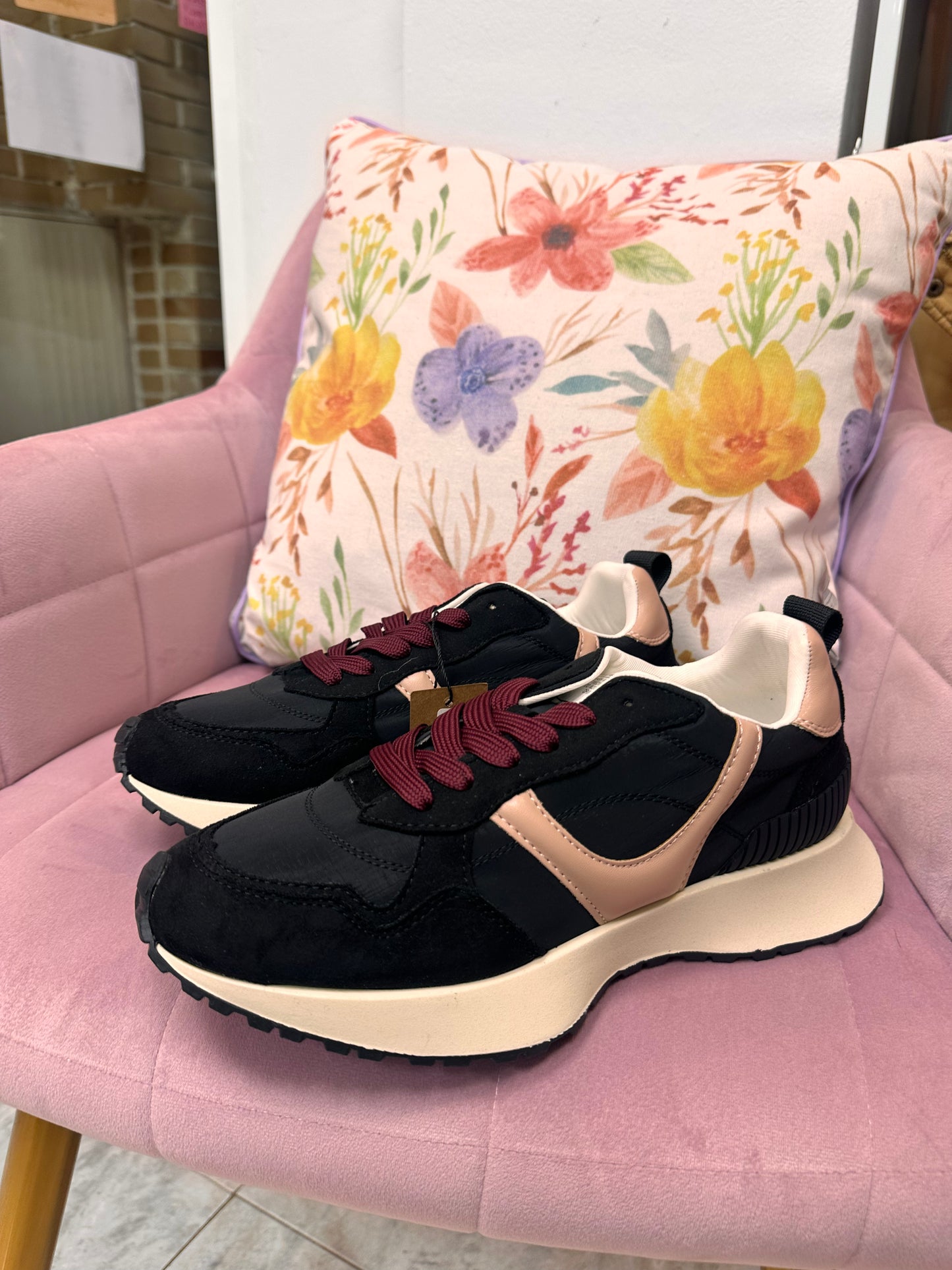 Deportivas negras toques rosas