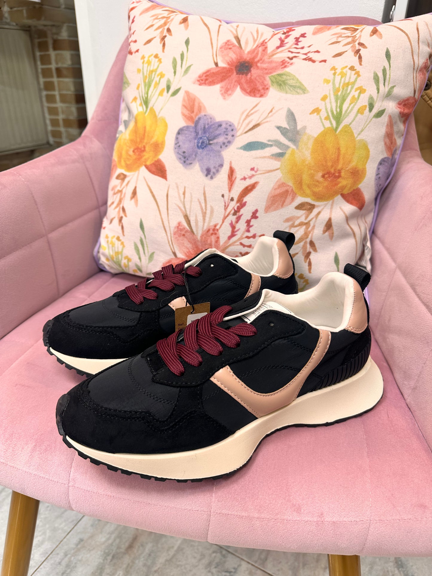 Deportivas negras toques rosas