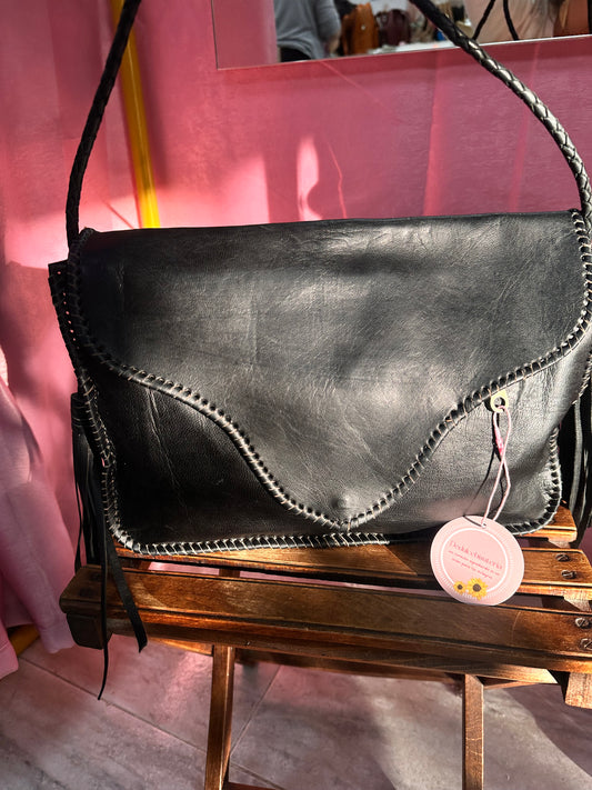 Bolso negro cuero bordado asa trenzada
