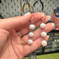 Pendientes largos plateados con tres perlas