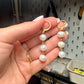 Pendientes largos plateados con tres perlas