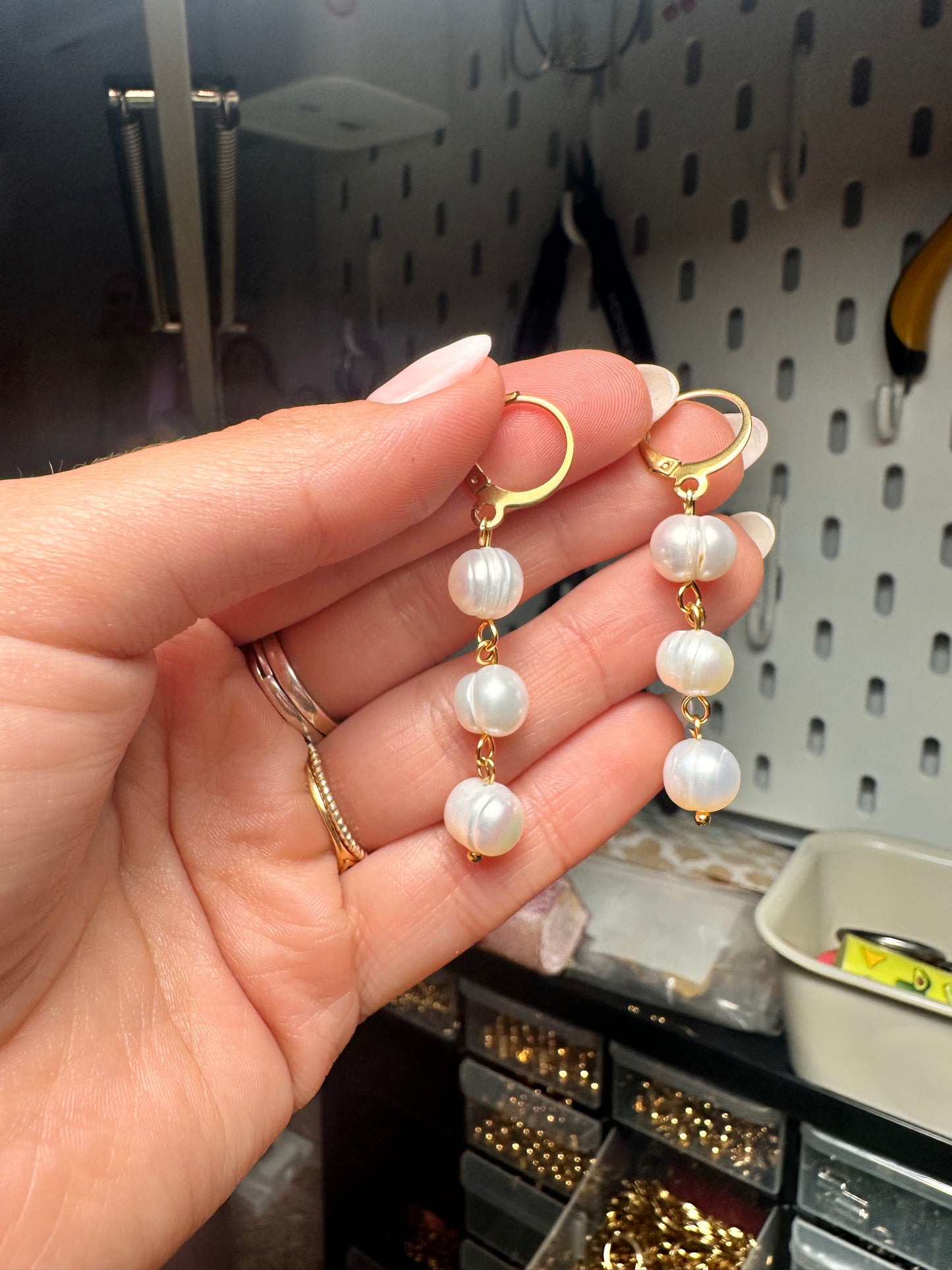 Pendientes largos plateados con tres perlas