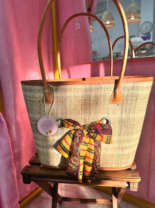Bolsa mimbre color camel detalle lazo exterior