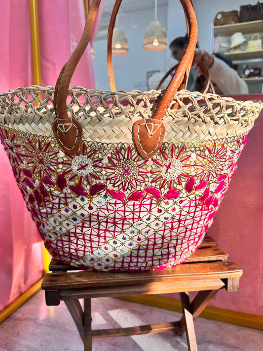 Bolsa de mimbre con detalles dorados cosidos