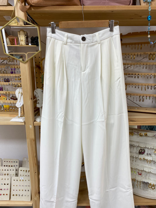Pantalones blancos de traje fluidos pata ancha