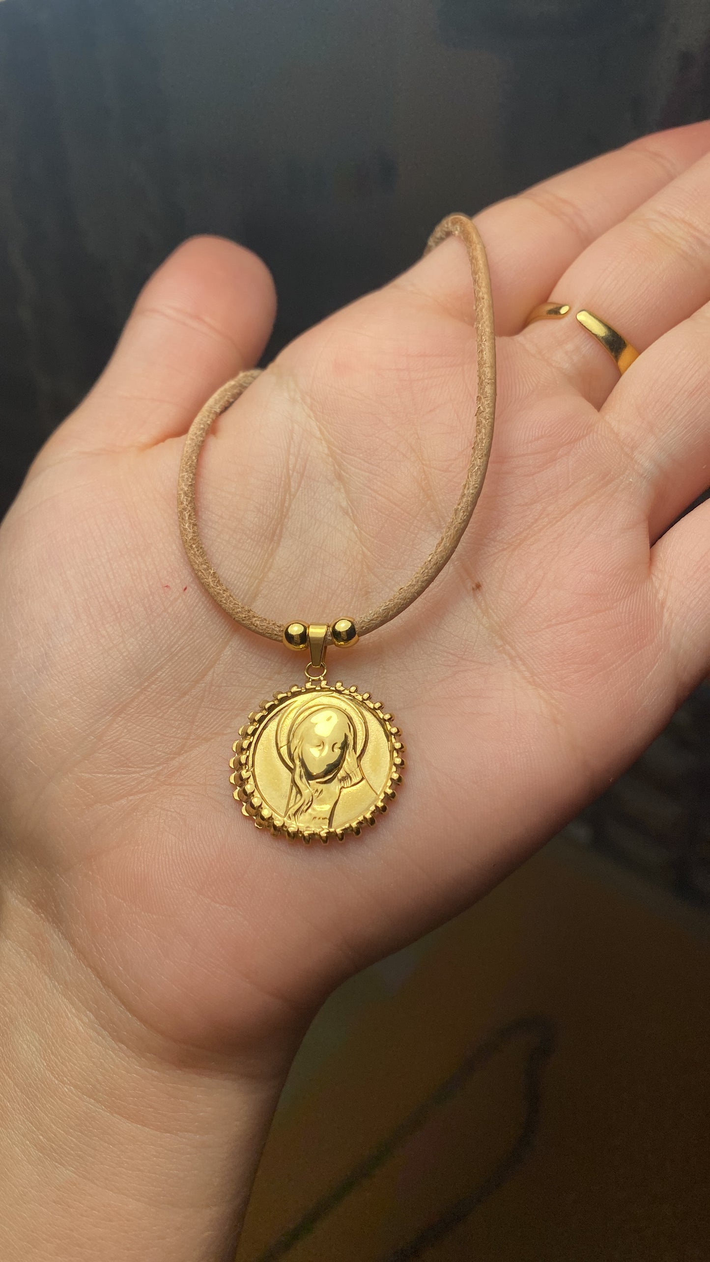 Medalla Virgen niña cuero