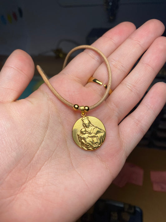 Medalla Virgen del Carmen cuero